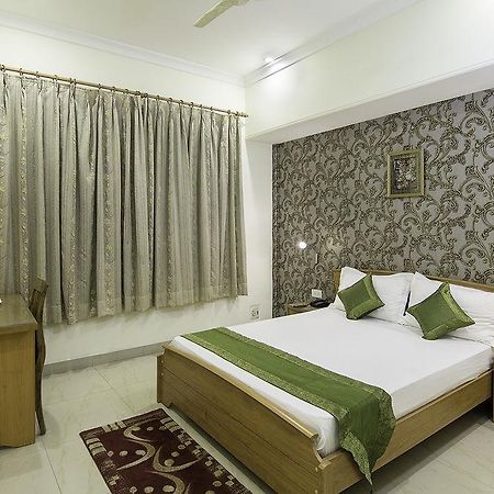 Treebo Palm Tree Palam Vihar Hotell Gurgaon Exteriör bild