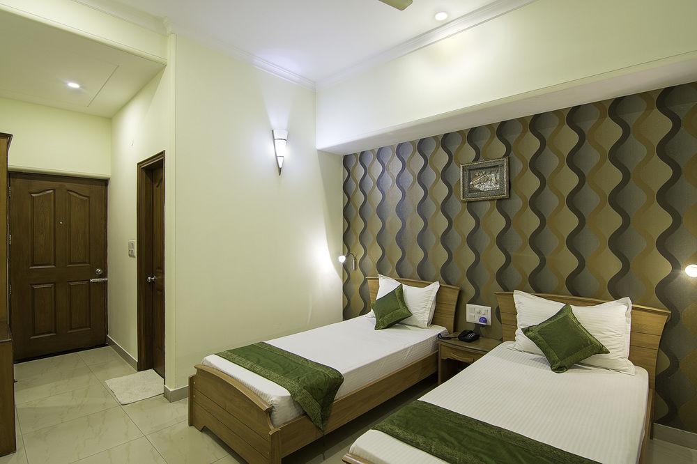 Treebo Palm Tree Palam Vihar Hotell Gurgaon Exteriör bild