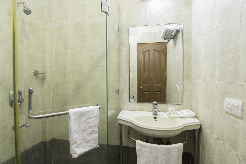 Treebo Palm Tree Palam Vihar Hotell Gurgaon Exteriör bild