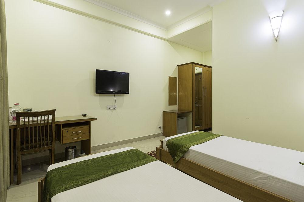 Treebo Palm Tree Palam Vihar Hotell Gurgaon Exteriör bild