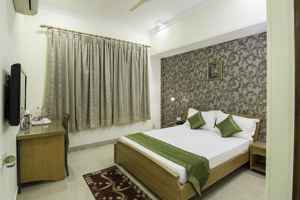 Treebo Palm Tree Palam Vihar Hotell Gurgaon Exteriör bild