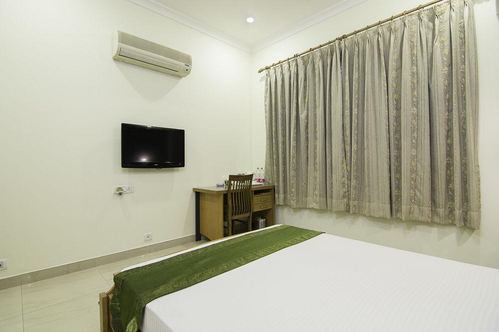 Treebo Palm Tree Palam Vihar Hotell Gurgaon Exteriör bild