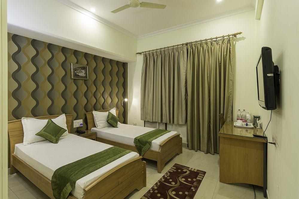 Treebo Palm Tree Palam Vihar Hotell Gurgaon Exteriör bild