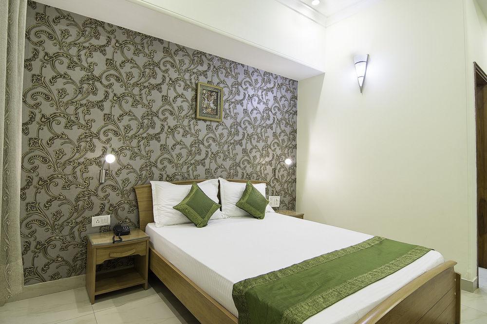 Treebo Palm Tree Palam Vihar Hotell Gurgaon Exteriör bild
